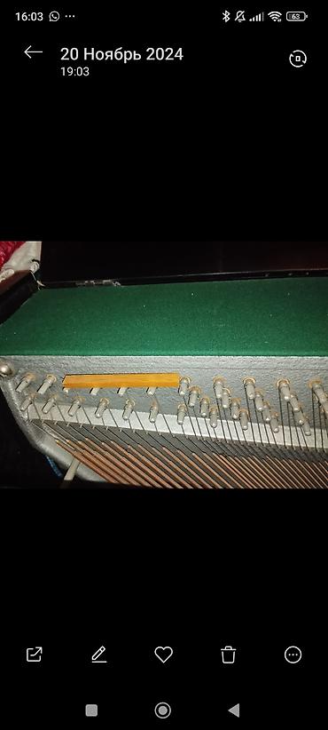 Qara rəngli, klassik korpuslu upright piano. Şəkillərdə alətin həm