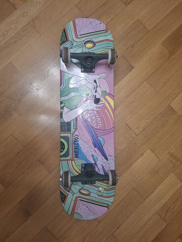 Digər idman və istirahət malları: Skateboard komplekti - Gövdə: Rəngli illüstrasiyalı deck, “Coliseum”