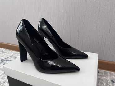 qadin pencekleri: Bershka qadın tuflisi. İdeal vəziyyətdədir. - Rəng: qara, lak örtüklü