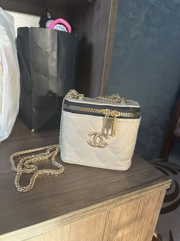 qadın cemperləri: Çiyin çantası, Chanel