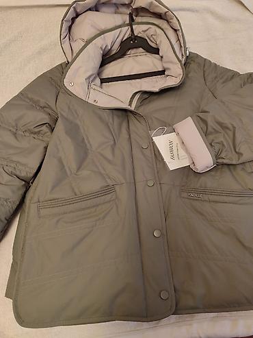 Демисезонные куртки: НОВАЯ.деми курточка.размер 52.двухсторонняя.с капюшоном и — 1