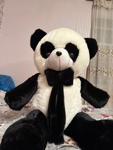 panda sekilleri instagram: Böyük ölçülü panda yumşaq oyuncağı, ağ və qara rənglərdədir.Hər yaşdan