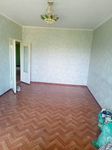 3 комнат квартира: 3 комнаты, 72 м², 105 серия, 2 этаж, Старый ремонт