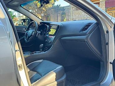 kia avtosalon: Kia Optima sedan – gümüşü rəngdə, tam ölçülü şəhər və magistral üçün — 10