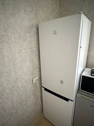 переносной холодильник: Холодильник Indesit, Б/у, Двухкамерный, 60 * 200 *
