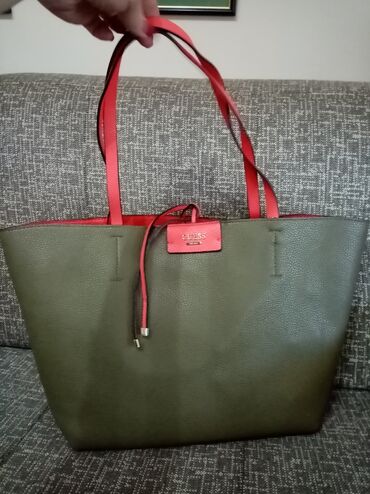 parka boja maslinasto zelena marka hm: Guess torba sa dva lica i plus manja torbica u crvenoj boji sa