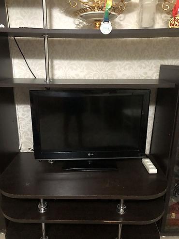 lcd tv: Телевизор LG, диагональ примерно 24–26 дюймов (61–66 см). Плоская — 1