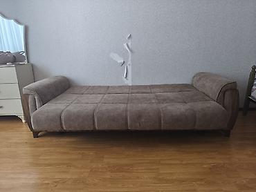 divan örtukleri: Qəhvəyi rəngdə, yumşaq mikrofiber/parça örtüklü divan‑çarpayı. - İki — 2