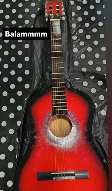 gitara ucuz: Akustik gitara – qırmızı-siyah sunburst rəng keçidi ilə. (Iphone