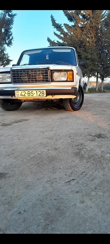 2107 qapı: VAZ 2107, ağ rəng, 4 qapı sedan. Texniki xüsusiyyətlər: - Benzin — 8