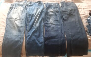 cins pencekler kisi ucun: Fərqli çalarlarda dörd cins şalvar. Hər biri müxtəlif denim yuyulma