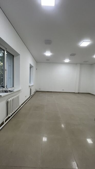 продаю офис 107 м² с ремонтом с мебелью административное здание 1 этаж: Сдаю Офис, 68 м², В жилом комплексе, 1 линия, С отдельной кухней, С отдельным входом