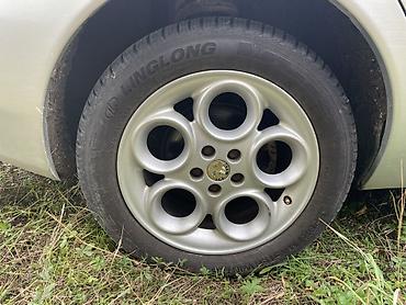 06a 133 317 a: Alu felne 5x98 R16 sa novim zimskim gumama dve su dok 35/25 dve 45/25 — 10