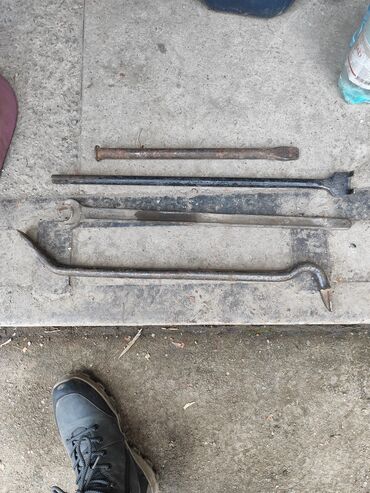 Наборы инструментов: Инструменты советские - молотки по 200 сом; ножницы по металлу большие — 15