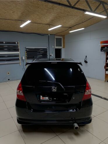 козырек фит: Автомобиль Honda Fit черного цвета с кузовом хэтчбек и тонированными