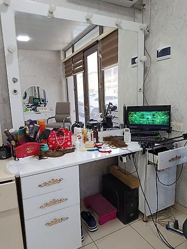 Gözəllik salonu üçün tam təchizatlı vizaj və saç stilinqi iş guşəsi -