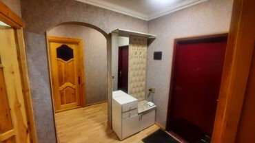 upd qesebesinde satilan evler: Gəncə, 3 otaqlı, Köhnə tikili, 70 kv. m