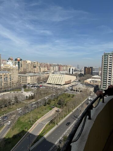 qış parkı: Bakı şəhərinin mərkəzində yerləşən bu geniş dörd otaqlı mənzil şəhərə