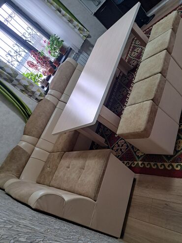 стол с диваном: Угловой диван, цвет - Бежевый, Новый