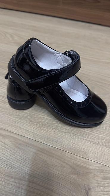Детская обувь: Детские туфли Мэри Джейн черного цвета, выполненные из лакированной — 4