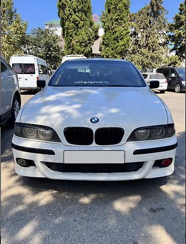şüşə qaldıran: BMW 5 Series E39 sedan – ağ rəngdə. - Eksteryer: M paket üslublu — 4
