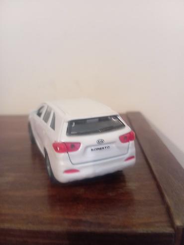 hot wheels supra: Ağ rəngdə Kia Sorento modelinin miniatür avtomobili. Bu oyuncaq — 2