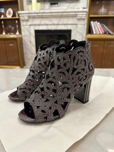 Basanoşka və səndəllər: Zara, Ölçü: 38, rəng - Boz, Yeni