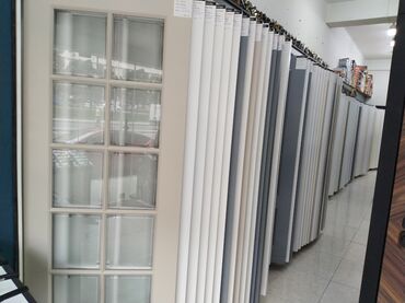 standart qapi olculeri: Şüşəli panelləri olan ağ rəngli qapı. Bu qapı modeli daxili məkanlar
