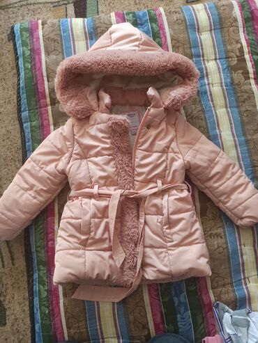 продаю зимнюю куртку: Зимняя куртка,в отличном состоянии. Примерно на 2-4годика. Ребенок не