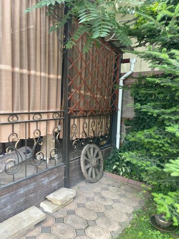 Отели и хостелы: Уютная комната с двумя кроватями, каждая из которых застелена светлым at lalafo.kg — 15 Отели и хостелы: Уютная комната с двумя кроватями, каждая из которых застелена светлым — 15