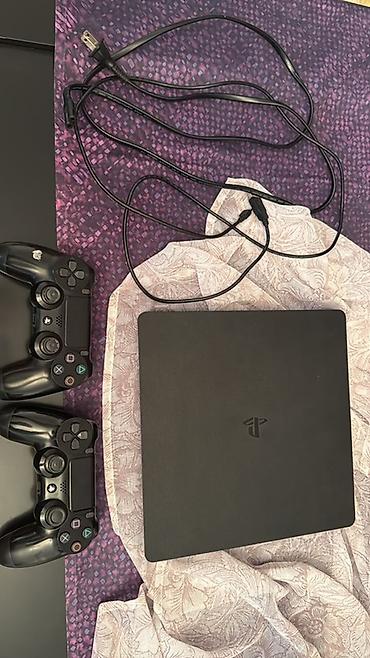 PlayStation 4 Slim oyun konsolu dəsti. Dəstə daxil olanlar: - lalafo.az -da PlayStation 4 Slim oyun konsolu dəsti. Dəstə daxil olanlar: -
