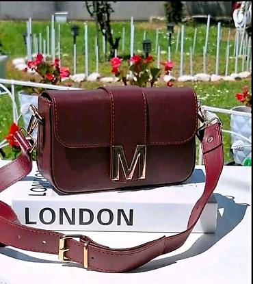 baldinini beograd: Elegantna ženska crossbody torba sa velikim metalnim slovom “M” na — 3