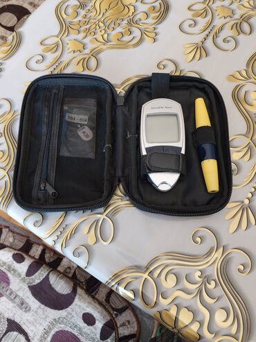 temperatur ölçən cihaz: Accu-Chek Aviva Plus qan qlükoza ölçən cihazı. Qara rəngli portativ