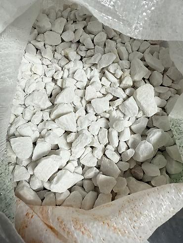 белые камни для клумбы: Мраморный щебень, В розницу, Оптом, В мешках, Самовывоз, Платная доставка — 9