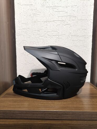 велосипедные шлемы: FullFace helmet новый ни разу не использовался. Можно регулировать для
