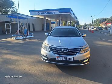 Продается седан в серебристом цвете. Автомобиль с классическим