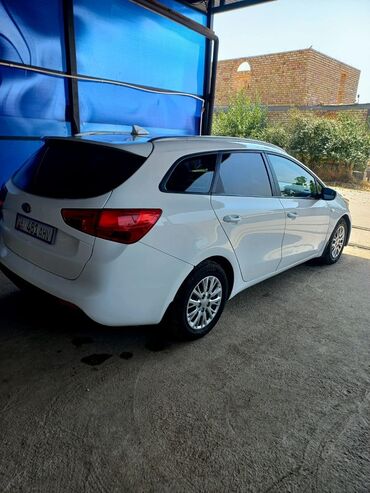 срочно продам авто в связи с переездом: Универсал Kia Ceed белого цвета с современным дизайном кузова. Модель