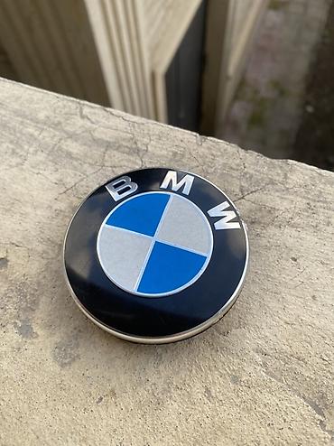 kardan balans: BMW loqolu avtomobil nişanı / emblemi. Dairəvi formalı emblem BMW-nin — 2