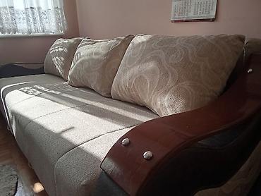 Sofe i kaučevi: Trosed/sofa sa elegantnim talasastim naslonima i bočnim naslonima od — 9