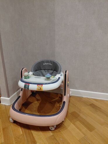 uşaq ucun ev: Uşaq gəzdirəni (Babywalker) – çəhrayı-göy rəng çalarlarında, yumşaq