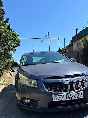 cruze purjun: Avtomobil qadın tərəfindən idarə olunub, səliqəli saxlanılıb. Mühərrik — 1