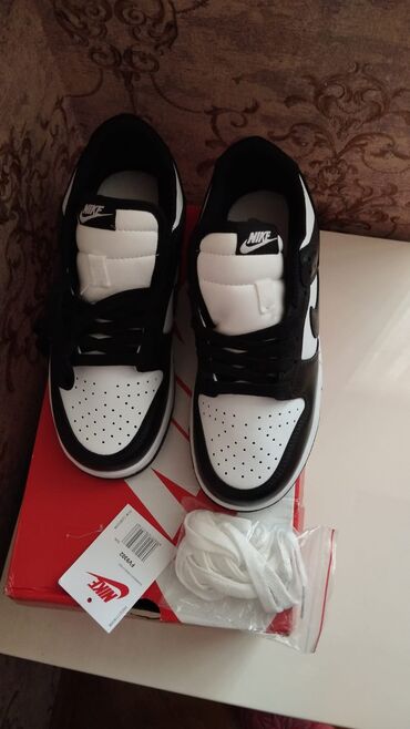 кросовки: Qara və ağ rənglərdə olan Nike Dunk Low idman ayaqqabıları. Bu