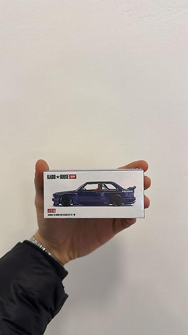 1: Kaido House firmasinin istehsali olan 1/64 ölcüdə kapoti acilan BMW M3 — 2