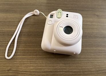 Fotokameralar: Instax Mini 12 fotoaparatı, açıq çəhrayı rəngdə. 1 dəfə istifadə