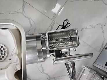 Мясорубки: Ətçəkən Pendir ve Ətçəkən maşın Model: CG22DM Güc 900 watt Volt — 10