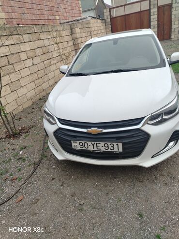 Chevrolet: Chevrolet Onix sedan – ağ rəng, AZ dövlət nömrə nişanı 90-YE-931 — 1