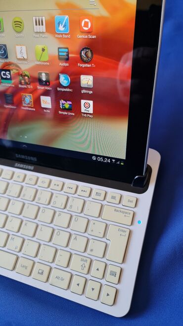 Tableti: Samsung Galaxy Tab A – 8.0 inča, beli + futrola sa tastaturomI jos — 63