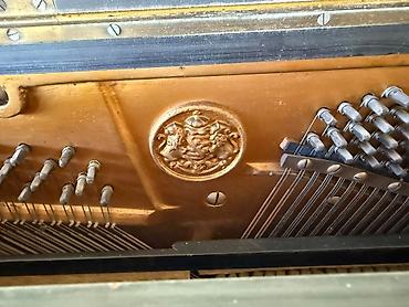 qarmon satilir: Antik piano . Almaniya Leipzig J.irmler təcili satılır. Əlaqə — 2