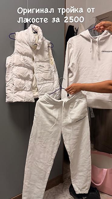 Мужская одежда: Белый комплект Lacoste — тройка: - пуховый жилет с высоким воротником — 2