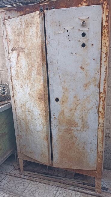 Железный шкаф СССР есть 2 шт 1. есть двери 3500 сом 2. только 1 дверь